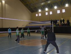 Polisler voleybolda yarıştı